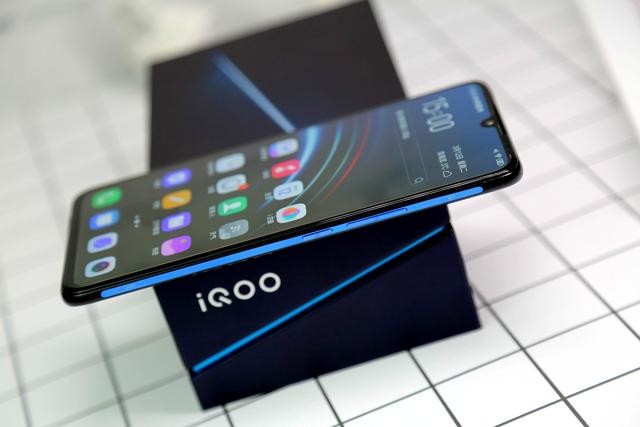 生而爱酷它是划破夜空的一道蓝色闪电:vivo iqoo 电光蓝