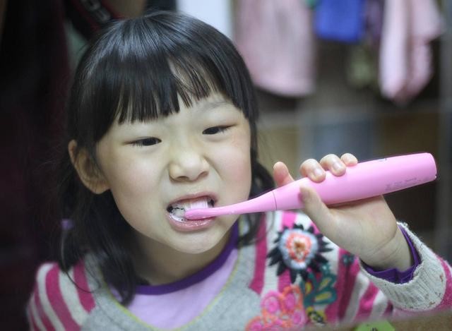 孩子刷牙变自觉了,小仙女亲测佳洁士儿童电动牙刷