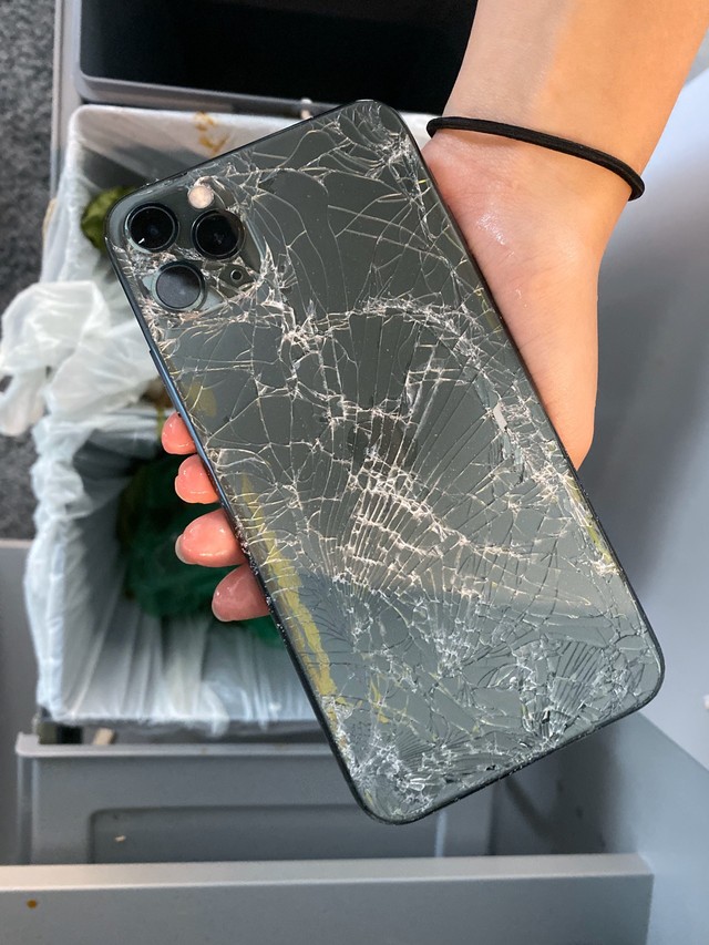 iPhone11碎屏,苹果11摔坏的真实图片 iphone 11 pro max质量杠杠的