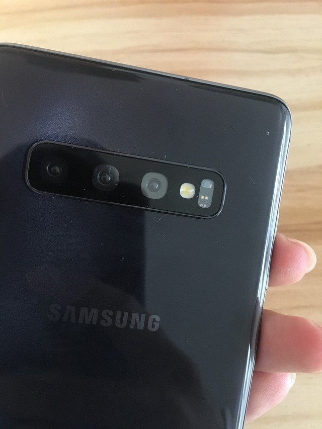 galaxy s10 可以提供更大的屏幕,双前置摄像头以及更大的电池配备,与