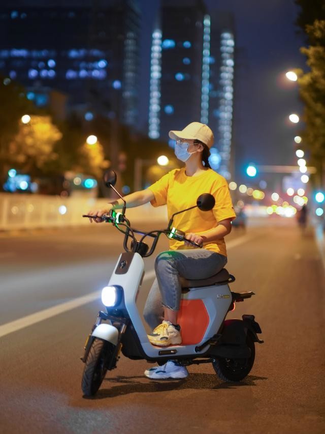 电动车也智能化?九号c40轻松上路,上车即走