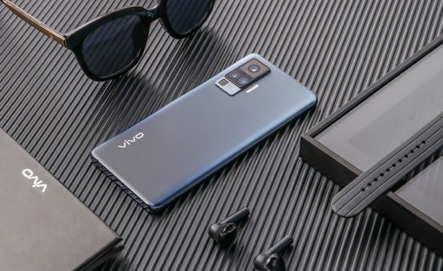 vivo x50 pro除了微云台,它的机身更纤薄