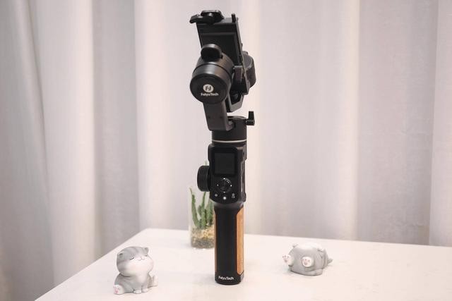 更轻更好用的选择飞宇ak2000s手持稳定器评测