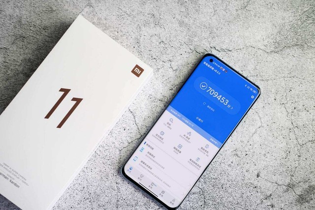小米11真机上手体验,亮点众多,屏幕已成行业天花板