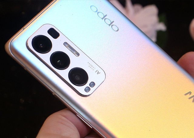 从oppo reno5 pro 的摄像头配置来看,前置挖孔设计内置3200万像素镜头