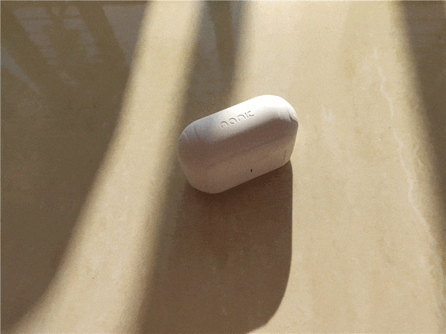 当前位置:></p></a>首页>耳机>南卡t2真无线蓝牙耳机开箱> 白色充电仓塑料材质