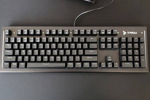 tkl306机械键盘为标准104键位,顶部整块金属面板覆盖,圆润倒角.