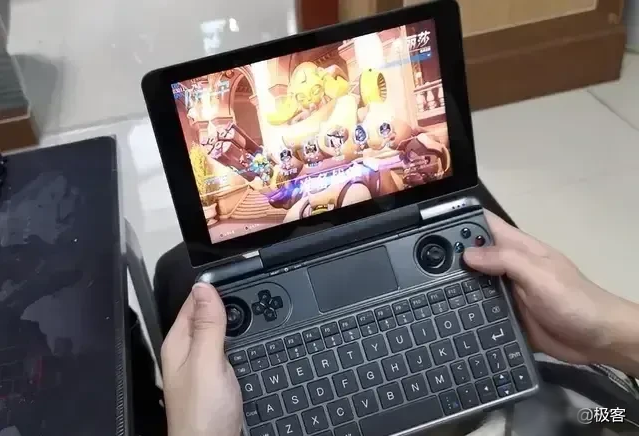 手掌大小的游戏掌机gpd win max