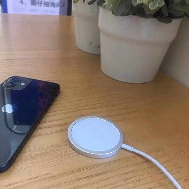 聊聊苹果为何力推iphone12磁吸无线充电器