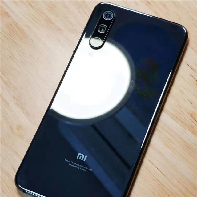 如果你喜欢摄影不玩游戏又不想手机太大,就选米9se