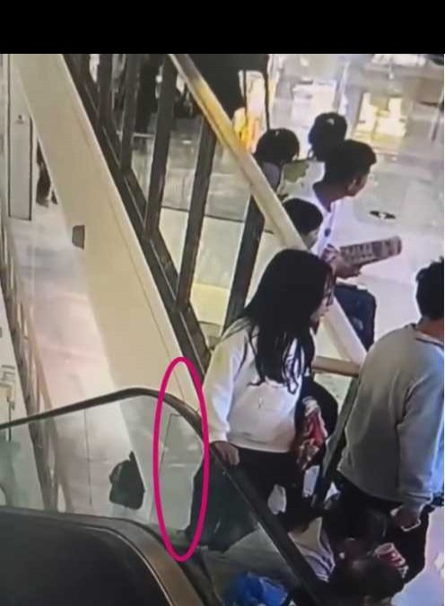 济宁商场女童坠亡，扶梯设计与安全措施是否存在重大隐患？