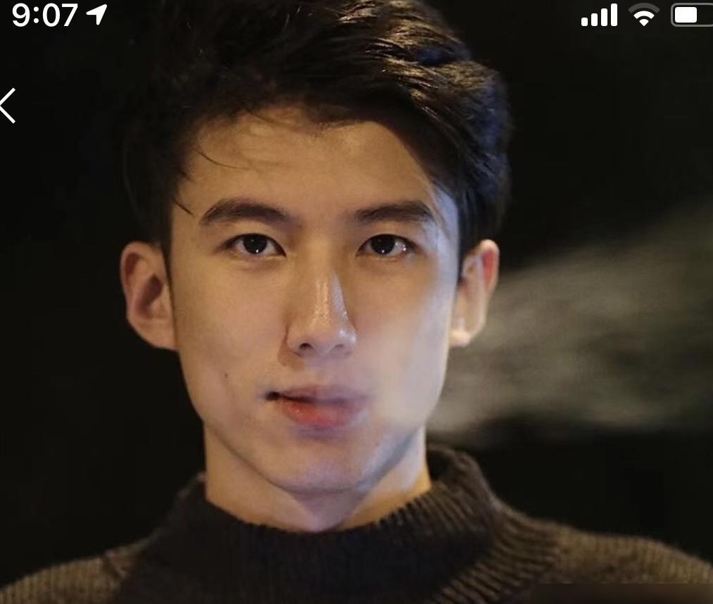 图片中的人物是谁？