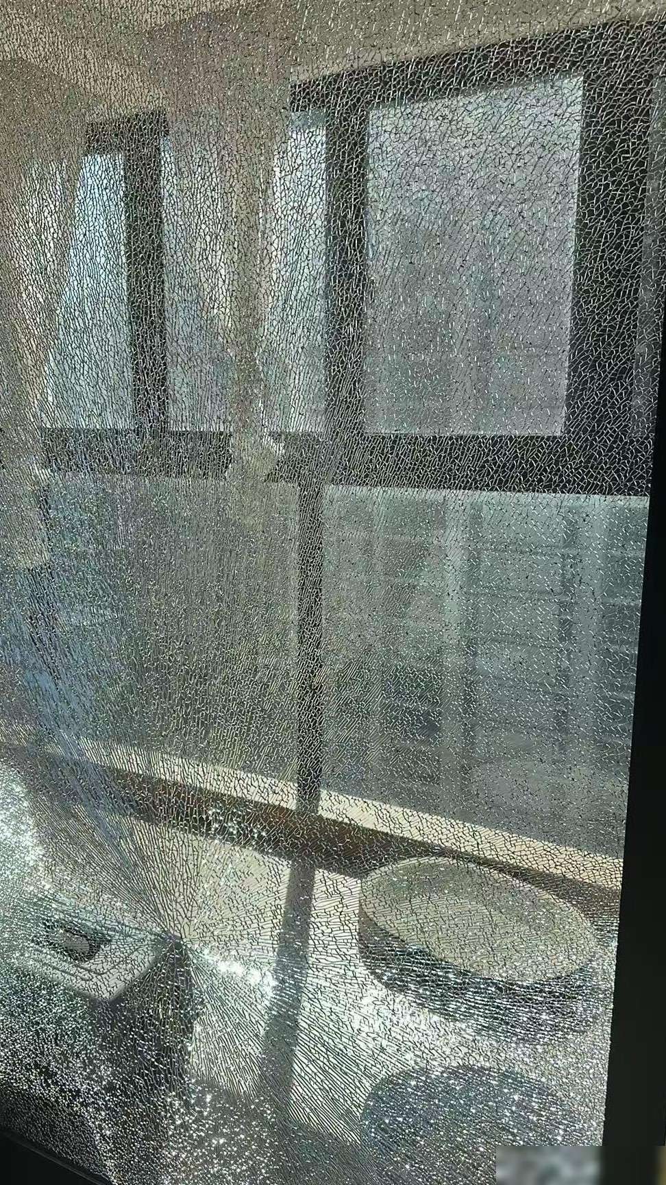 玻璃自爆？真相揭秘