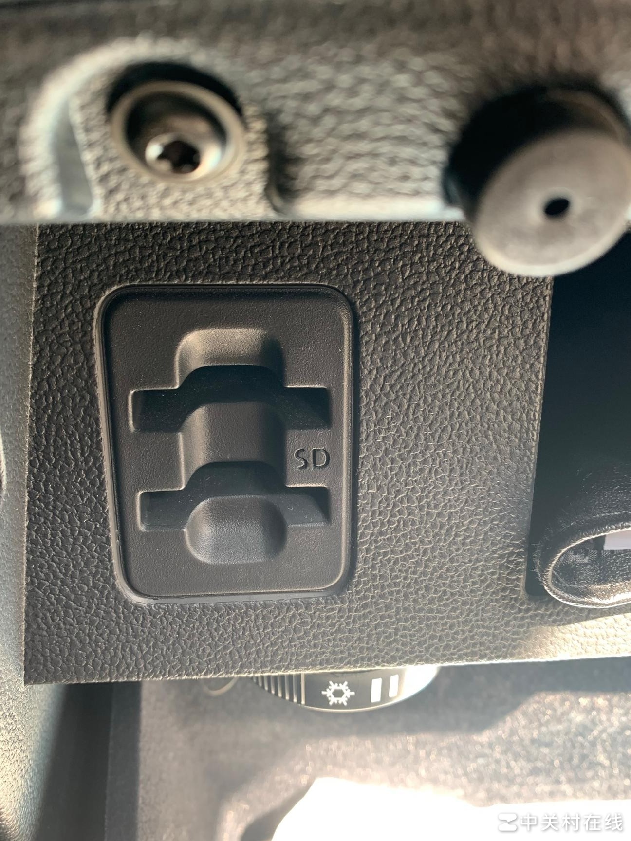 大众副驾储物箱内物品用途