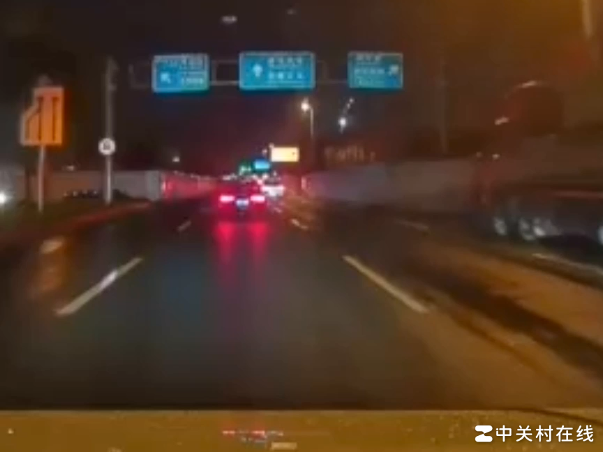 右转车辆擦刮责任判定