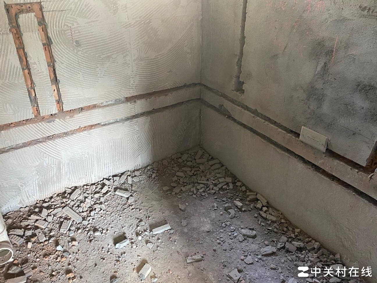 承重墙开槽走水管存安全隐患