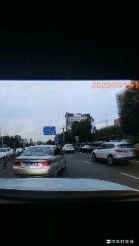 变道打灯被擦挂，谁担责？