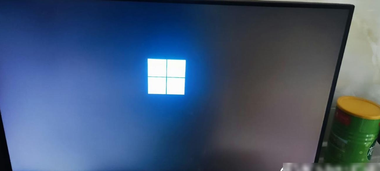 Win10启动卡住，硬盘灯闪烁
