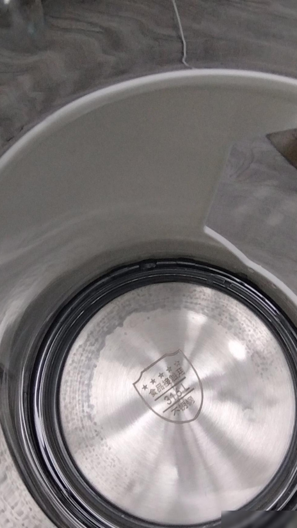 电热水壶首次烧水现霉斑