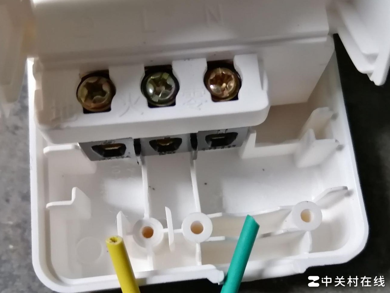 两线如何接三孔插座