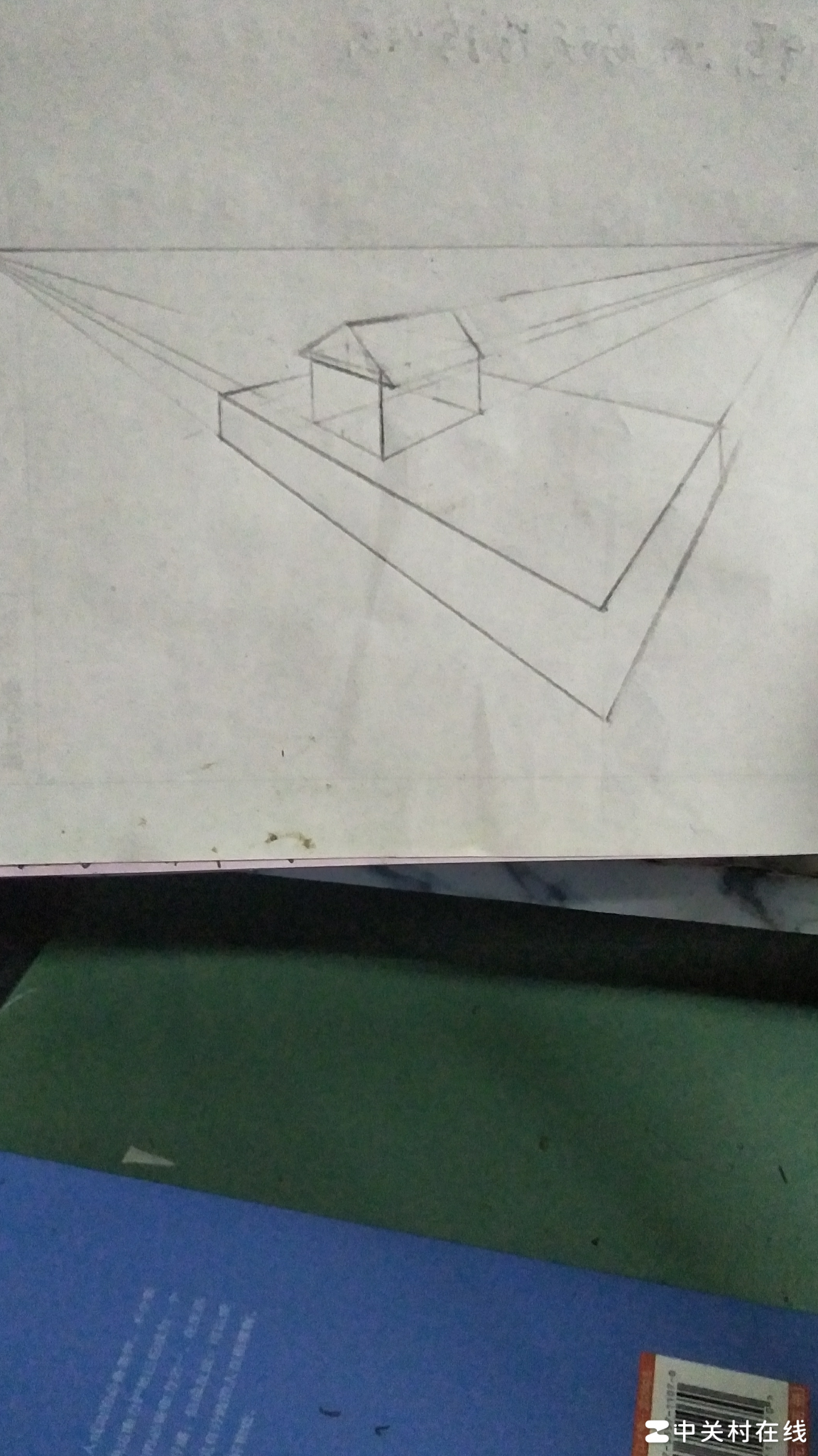 台子为何显得奇怪？