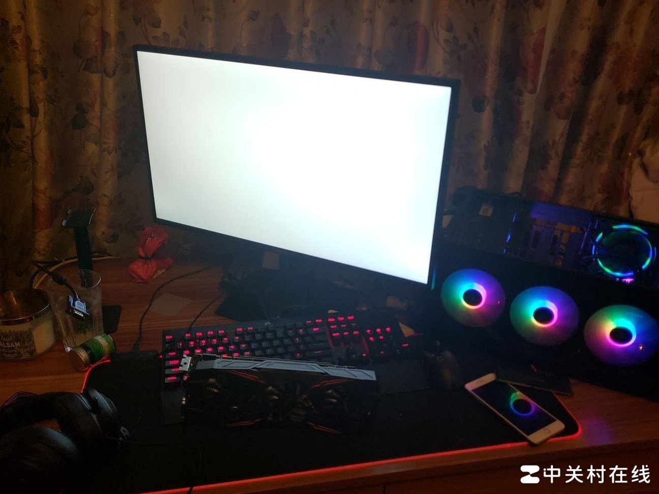 显示器白屏原因揭秘