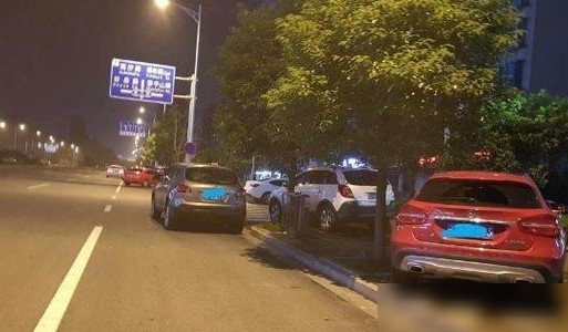 汽车占人行道违法吗？
