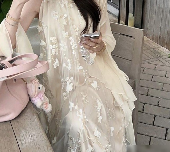 19岁穿露腰装被妈妈说
