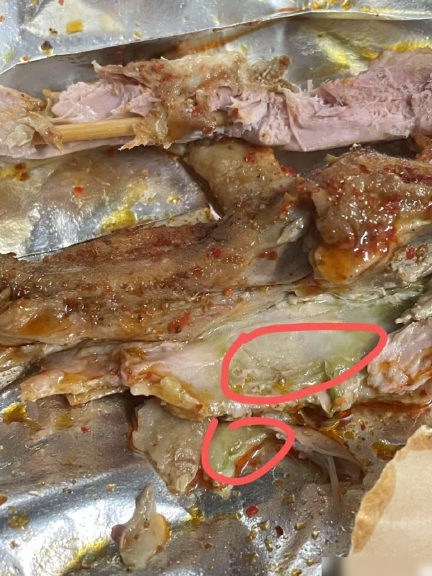 鹅腿阿姨卖的鸭腿泛绿真相