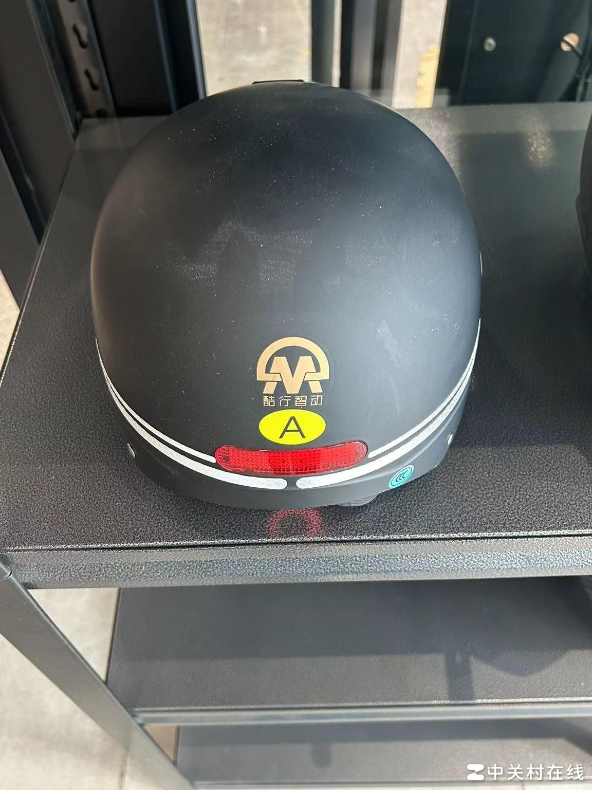 求问图片中头盔品牌