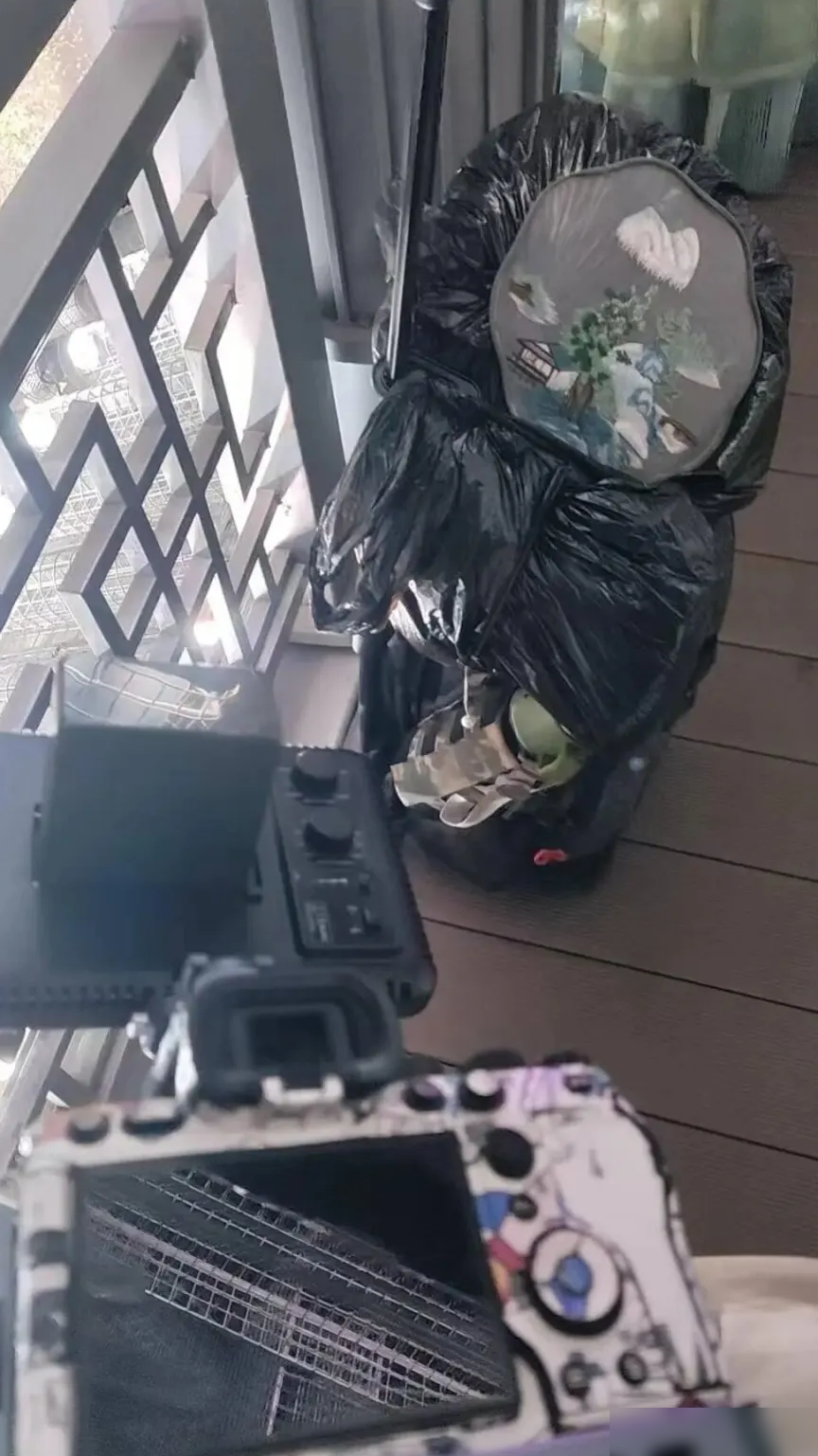 景区禁商拍引争议