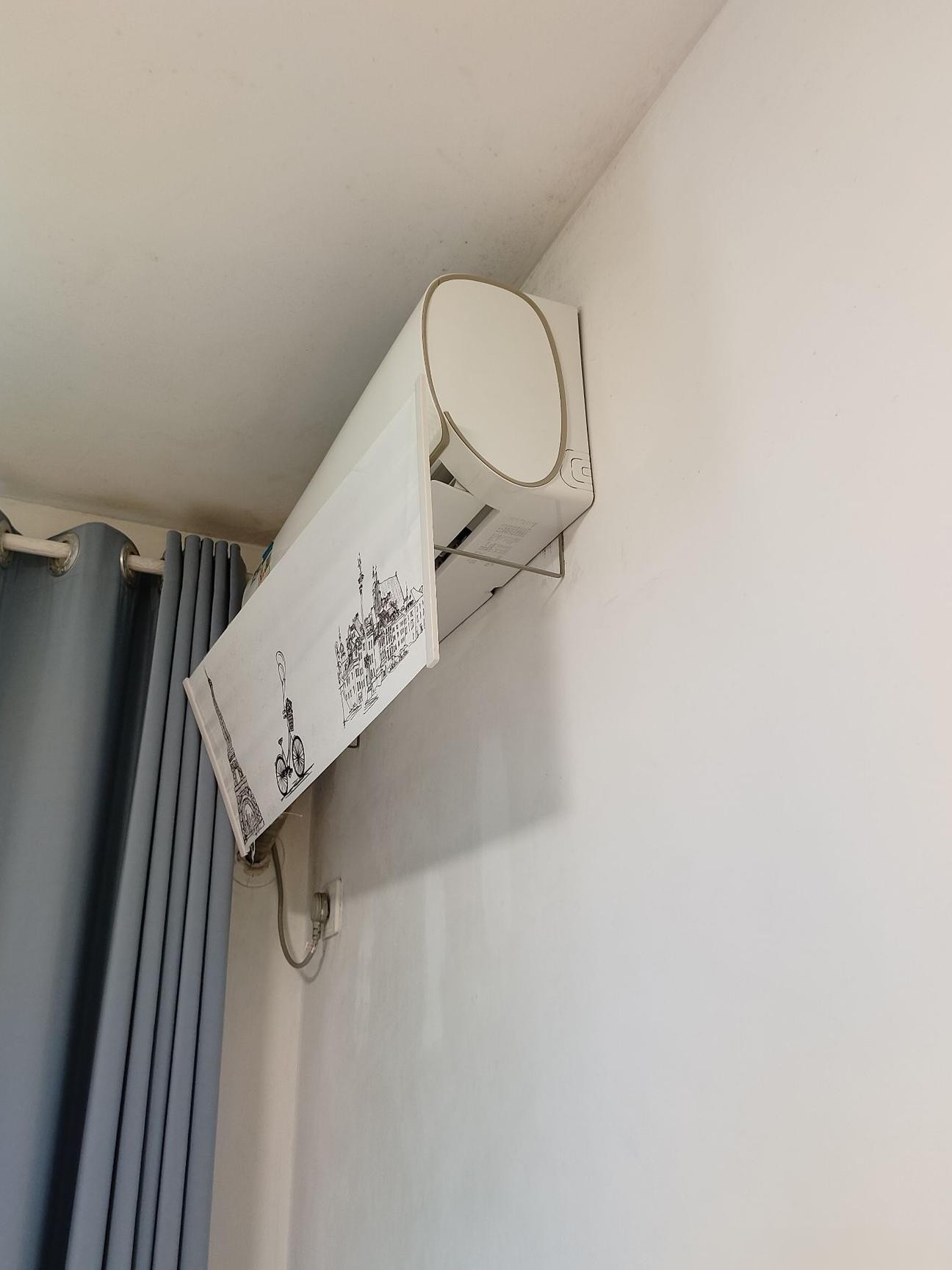 空调挡风板下墙发黑原因
