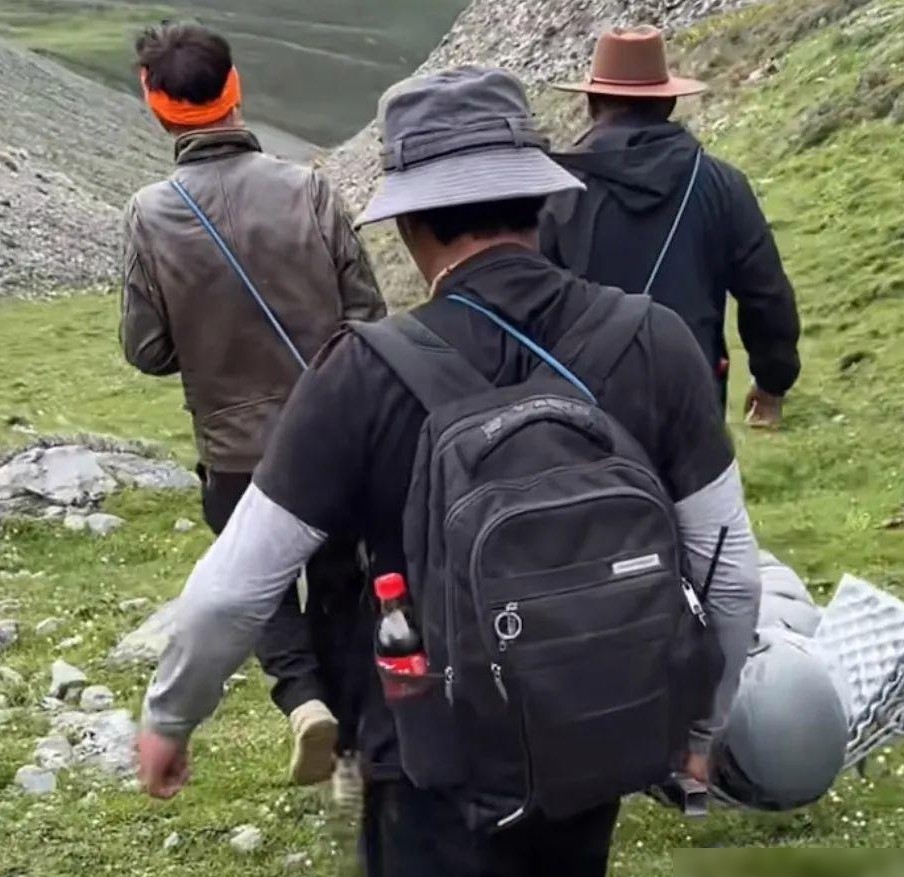 村民抬驴友下山收费引热议