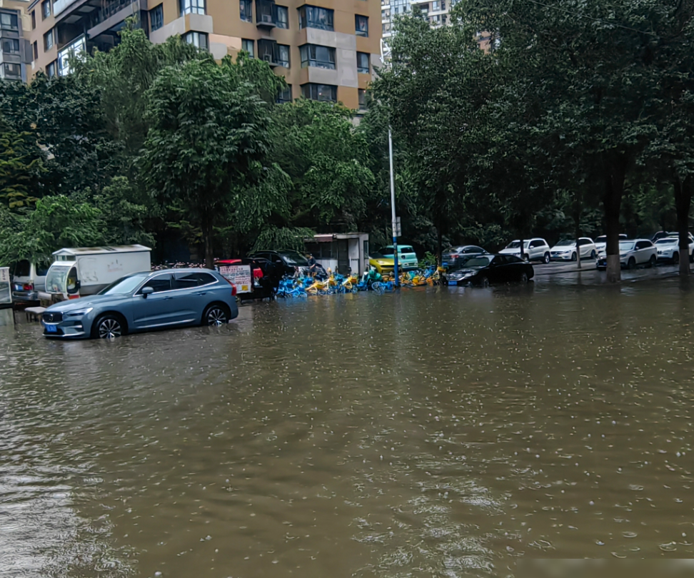 沈阳暴雨破纪录致内涝