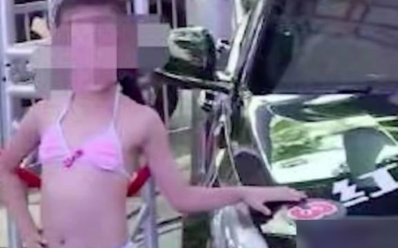 少儿车模衣着争议引热议