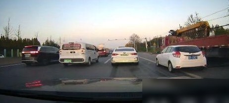 骑车压实线被追尾谁担责