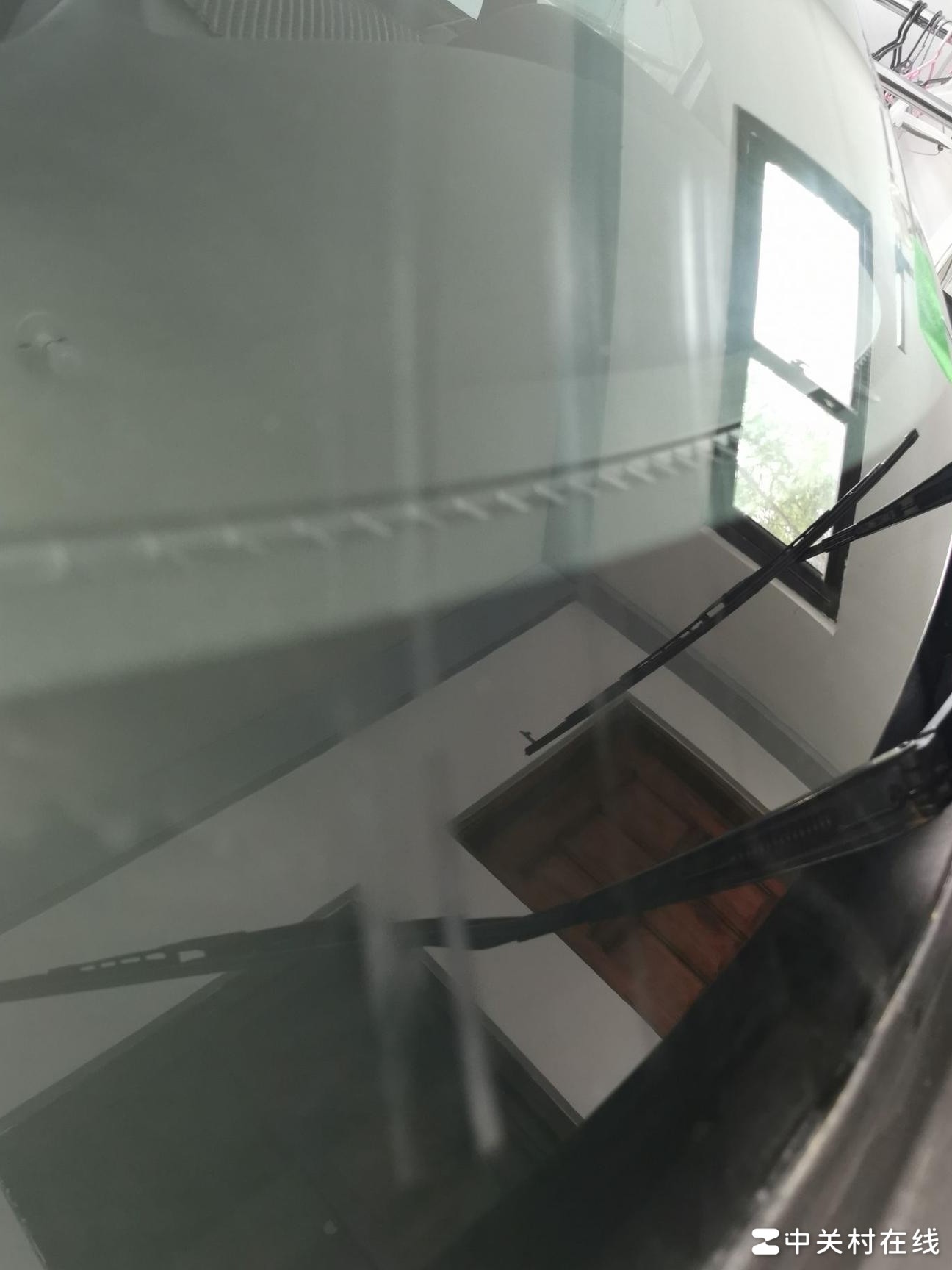 雨刷划伤玻璃如何抛光