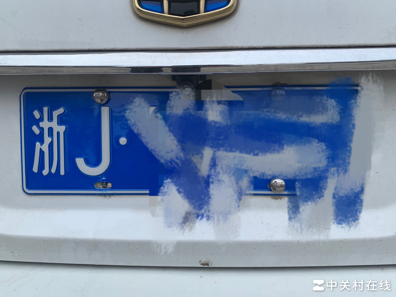 车牌少装一螺栓上路有风险