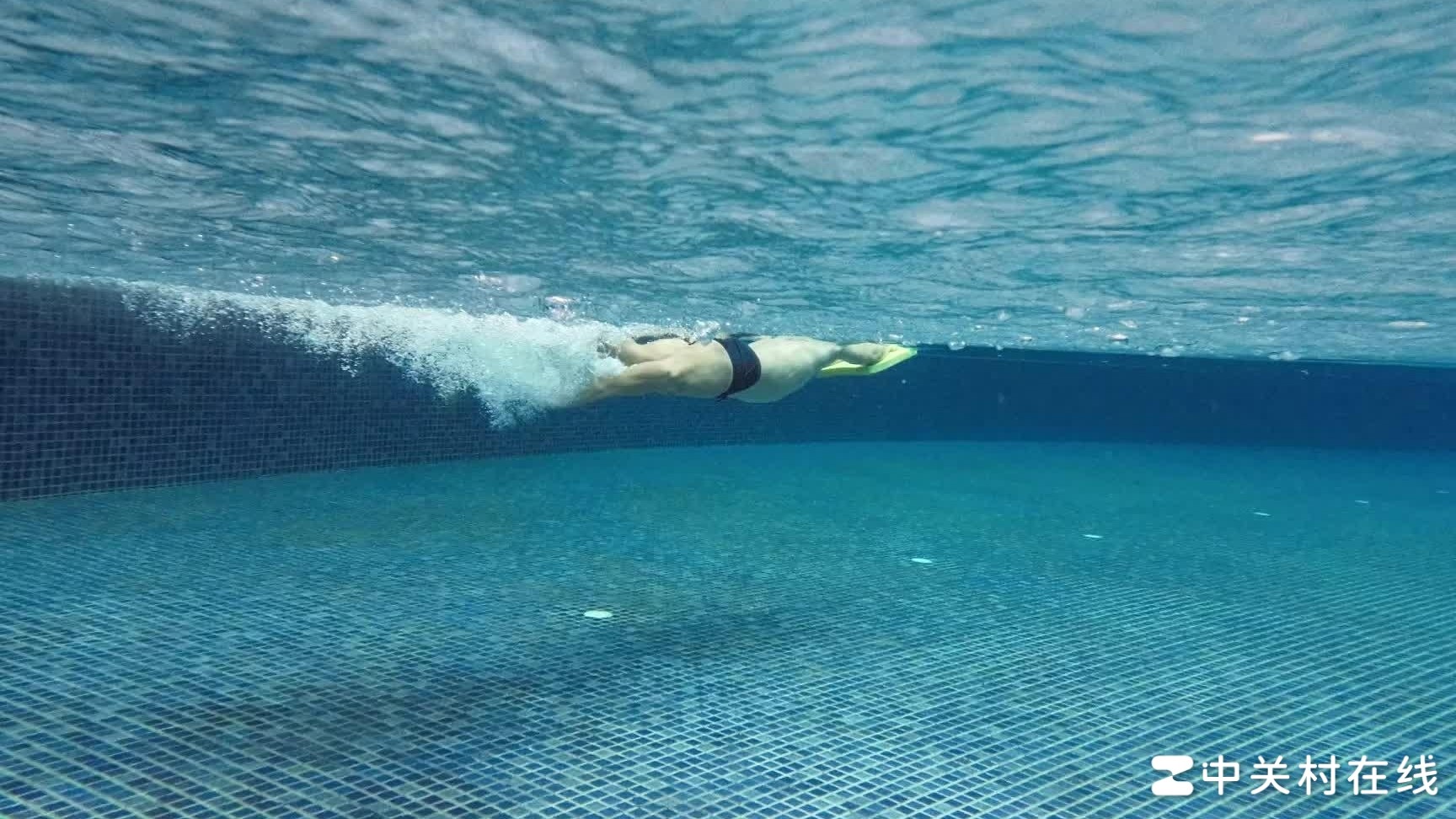 自由泳浮板打腿正确姿势