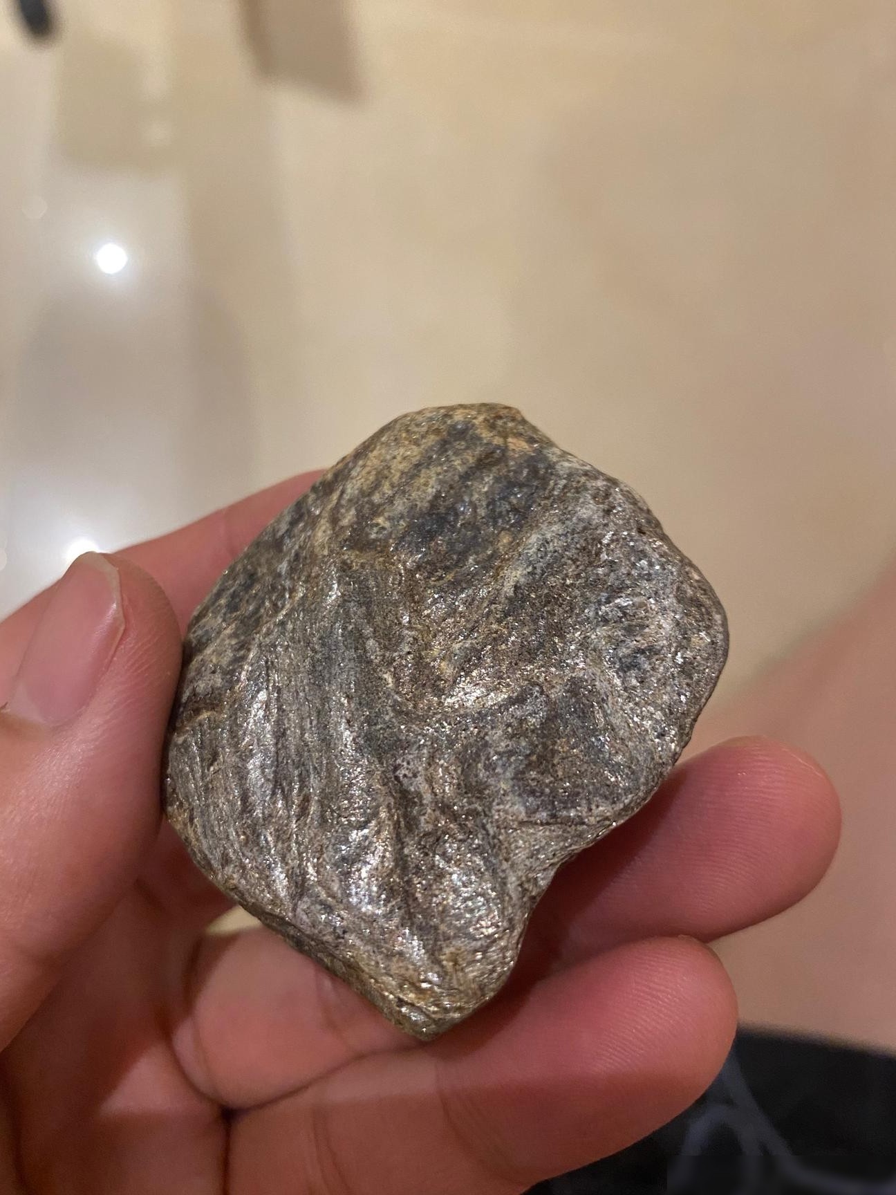 河滩石头有亮晶晶，有辐射吗？