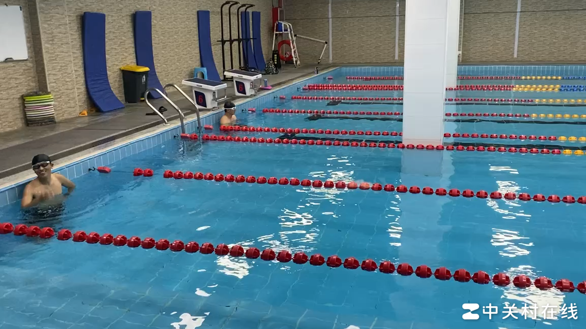 自由泳打腿正确练习法