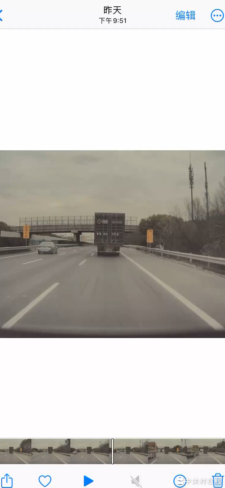 邻车溅石砸坏挡风玻璃，能否索赔？