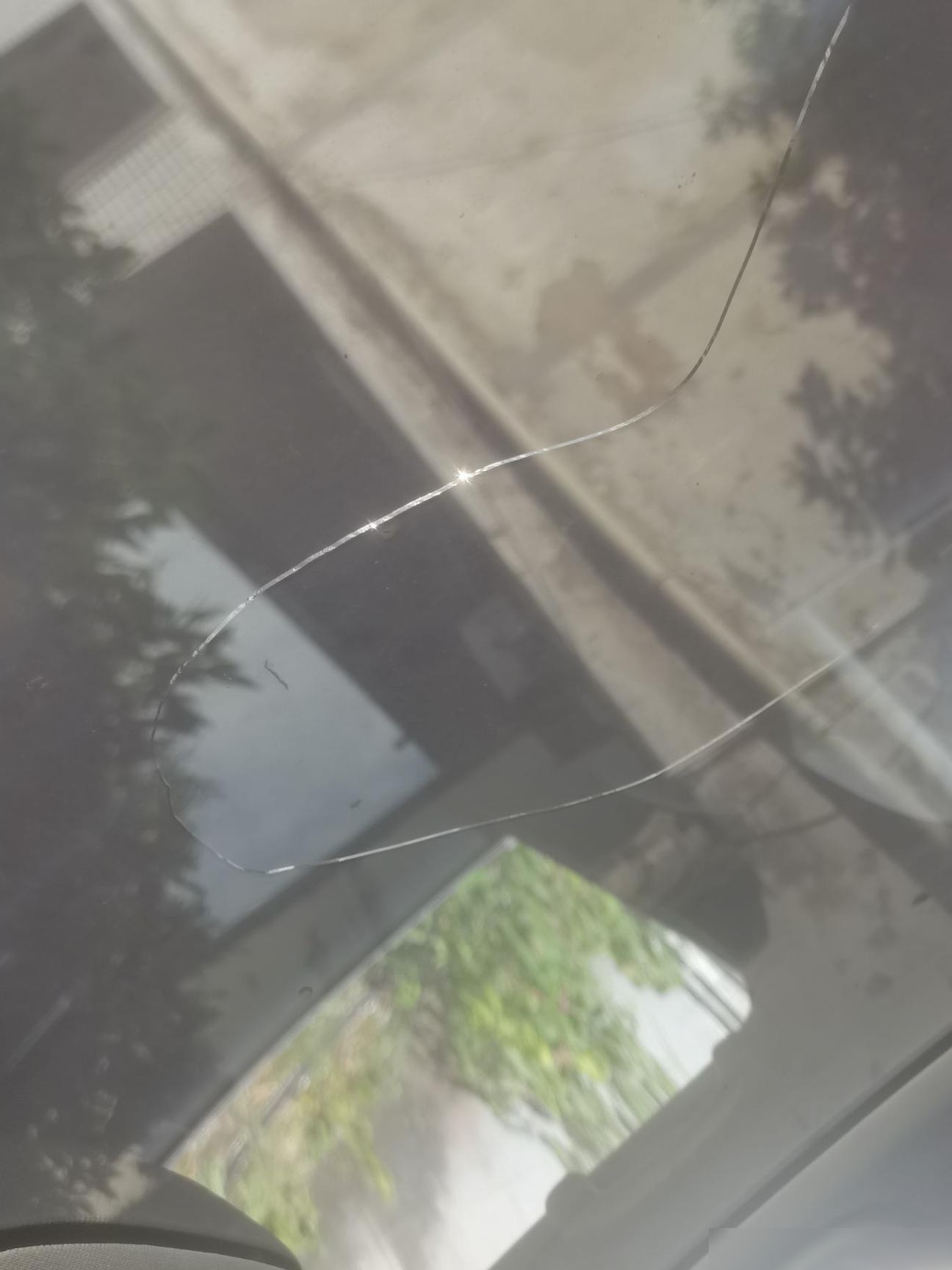钢化玻璃自爆裂纹揭秘