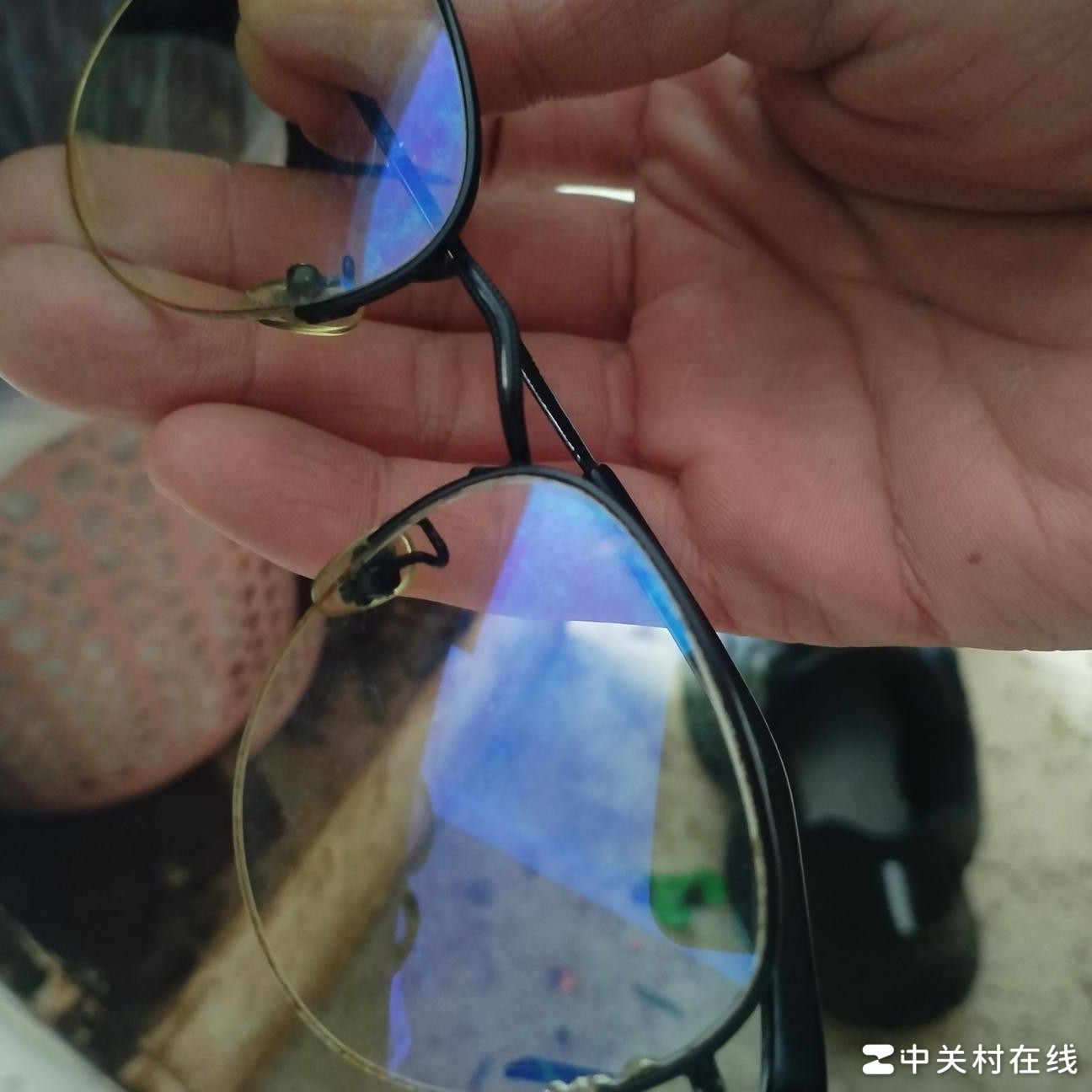 眼镜片反光呈紫色的原因