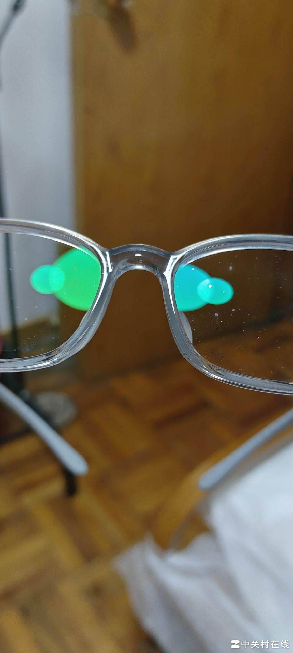 灯下变色，镜片合格吗？