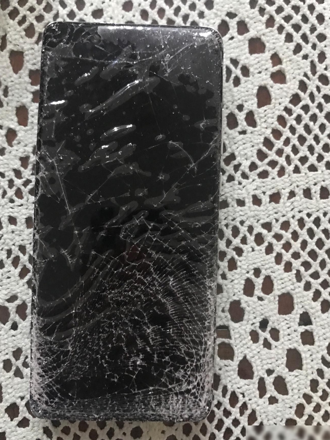 手机碎成这样还能修吗？