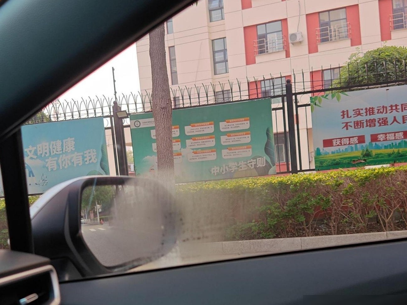 冷风致右窗起雾遮后视镜