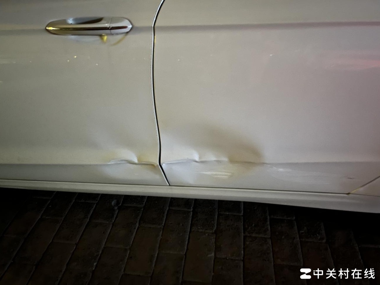 车门撞凹该修还是换？