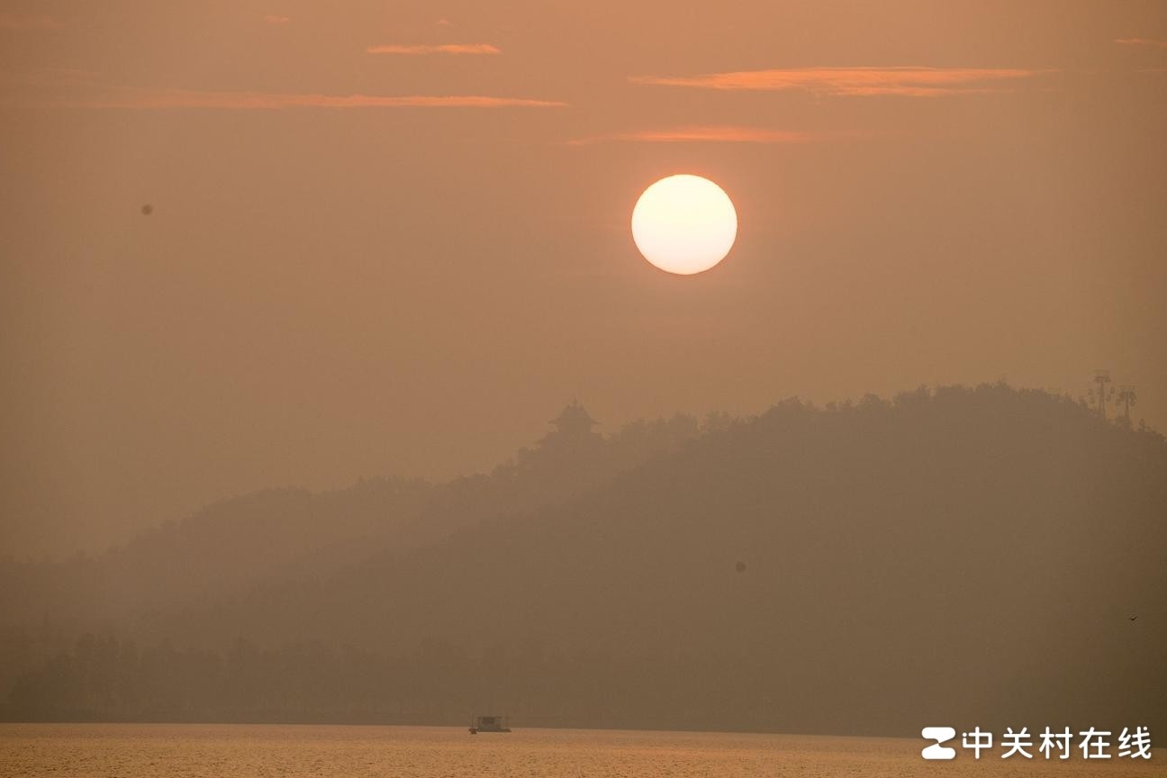 拍照为何出现明显白圈？