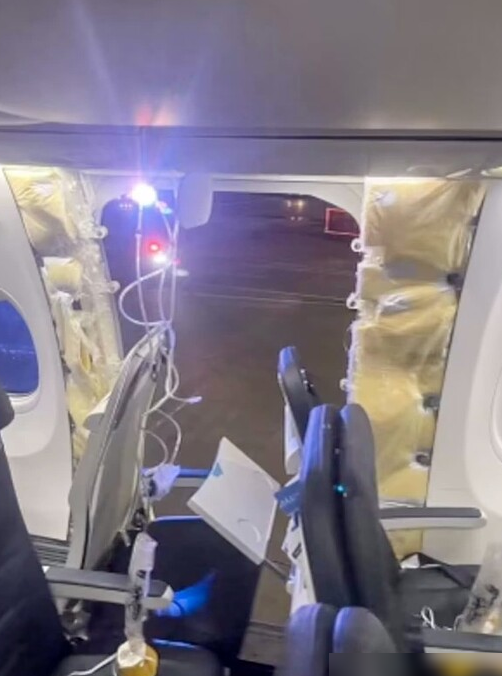 波音737MAX-9舱门空中脱落